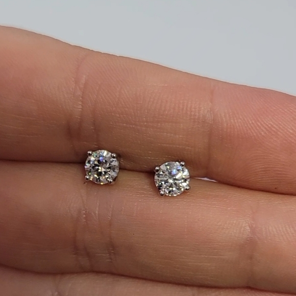 Elegant 1ct Certified Moissanite Silver Stud Earrings - Picture 5 of 9